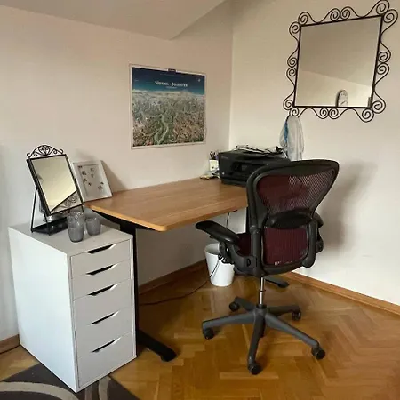 Dachgeschosswohnung Mit Zwei Schlafzimmern *