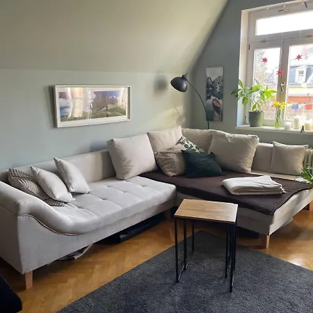Dachgeschosswohnung Mit Zwei Schlafzimmern Apartment *