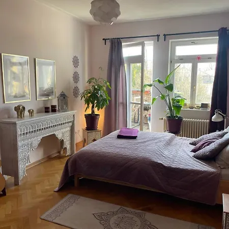 Dachgeschosswohnung Mit Zwei Schlafzimmern Apartment