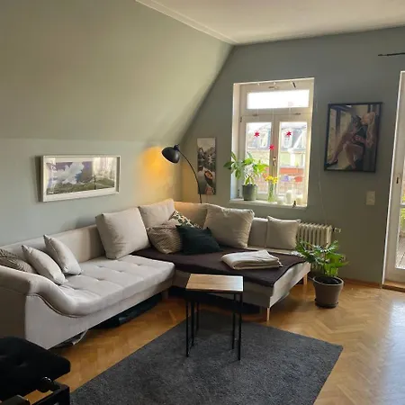 Dachgeschosswohnung Mit Zwei Schlafzimmern Apartment *