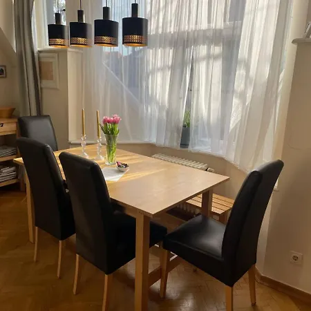 Dachgeschosswohnung Mit Zwei Schlafzimmern *