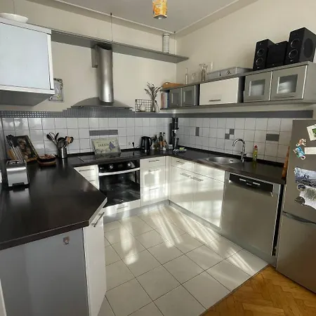 Dachgeschosswohnung Mit Zwei Schlafzimmern Apartment *