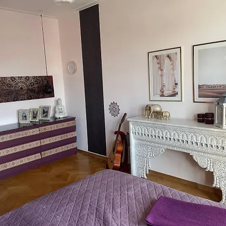 Dachgeschosswohnung Mit Zwei Schlafzimmern *