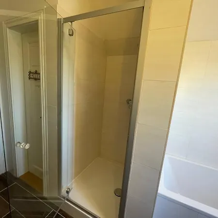 Dachgeschosswohnung Mit Zwei Schlafzimmern Apartment *